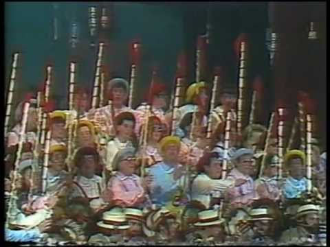 Actuación de Los caballitos que suben y bajan del COAC 1983