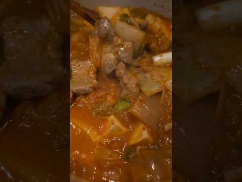 김치찌개는 묵은지로 끓이세요! 깊은 맛이 확실히 다릅니다:) '묵은지김치찌개' #shorts #묵은지김치찌개