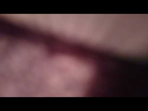 ხელის მტევანი წითელ იატაკზე