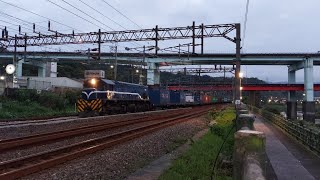 7556次貨物列車本務R167掛櫃八堵通過