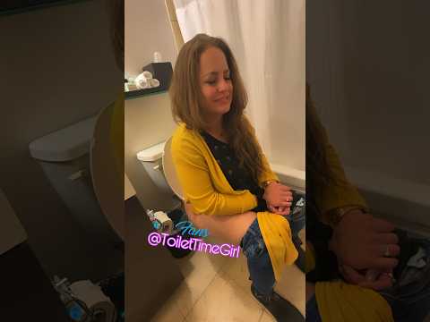 Girl pooping on toilet. HUGE plop! 🚽💩💦