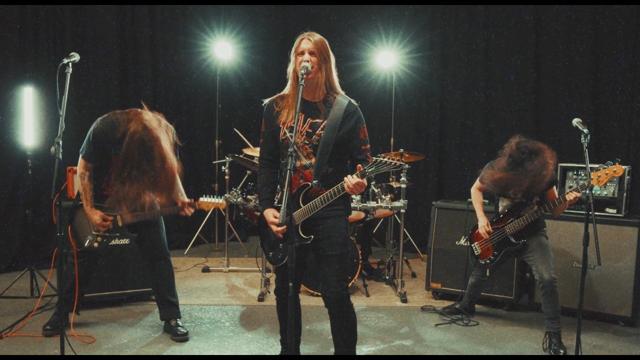 Ver Devils Henchmen - Crossfire (Official Music Video) no YouTube Ver Devils Henchmen - Crossfire (Official Music Video) no YouTube