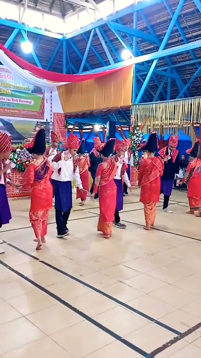 Salah satu tarian dari adat Karo,  yang di namakan 'LANDEK',  yg berada didataran tinggi SUMUT