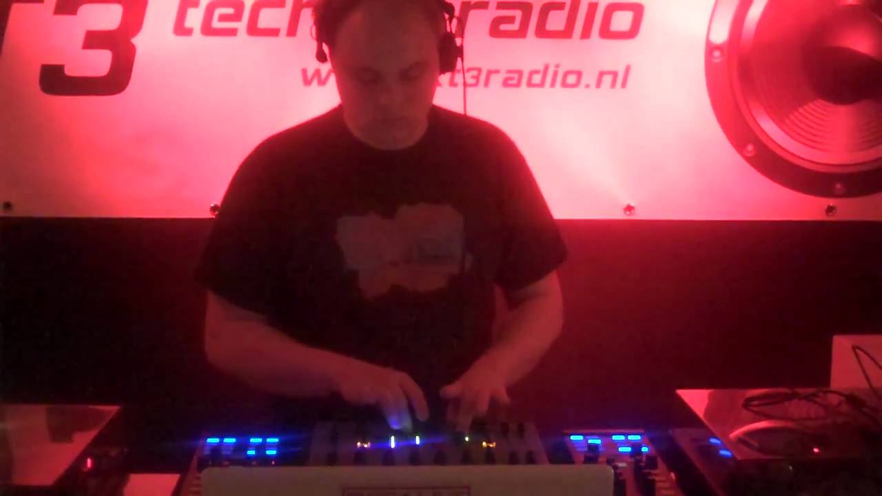 Figure 8 live at Default - XT3 Techno Radio - 22/04/2011