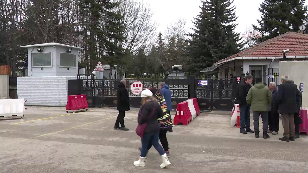 Vatandaşlar, Tanju Özcan'ın gözaltında olduğu Bolu İl Jandarma Komutanlığı önünde toplandı / #Canlı