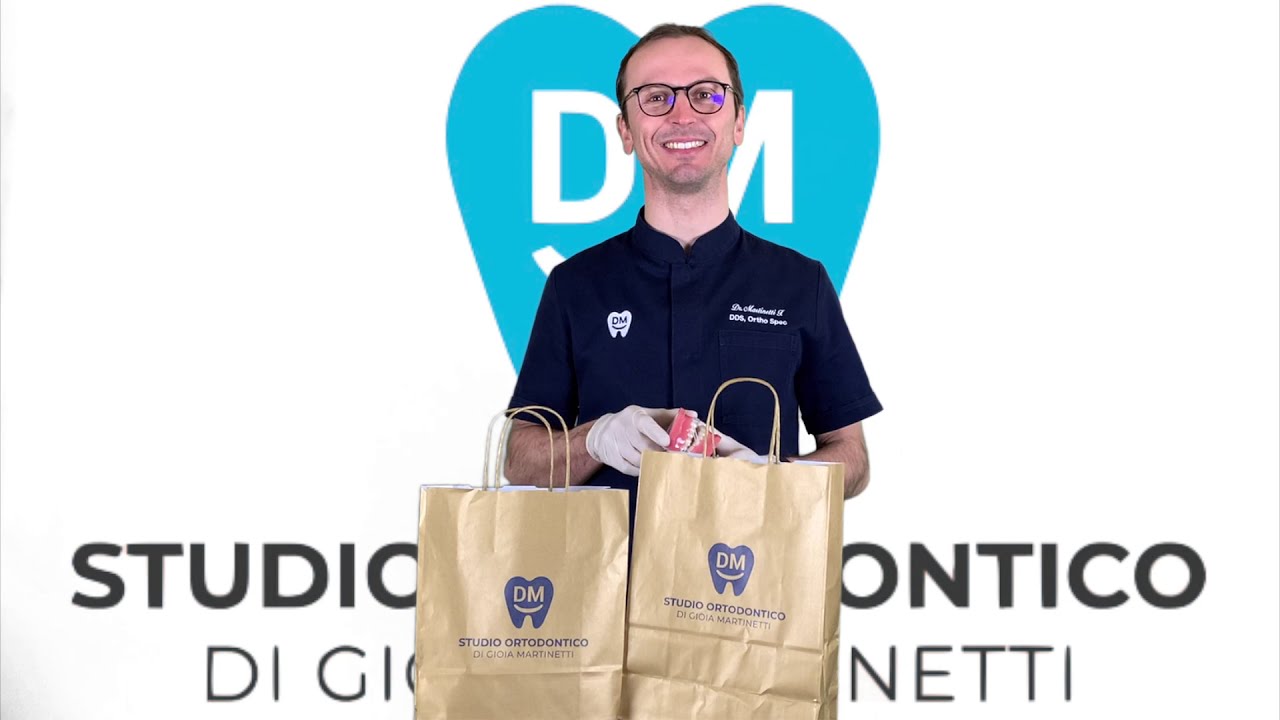 ELASTICI ED ALLINEATORI TRASPARENTI, COME SI METTONO ?  Studio Di Gioia & Martinetti Invisalign