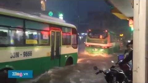 Nước ngập chảy xiết như lũ cuốn trôi xe máy ở Thành phố Hồ Chí Minh