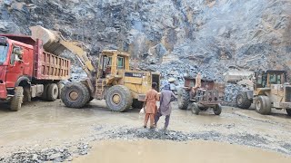 Extremely Powerful Wheel Loaders: Caterpillar 966D & 966E Loading Rocks into Dump Trucks & Trolleys