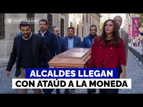 Alcaldes llegan con ataúd a La Moneda para rechazar recortes en salud