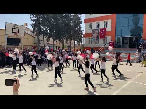 Uluyatır Atatürk Ortaokulu 23 Nisan 'İki Deli' Dans Gösterisi (5/B,6/B)