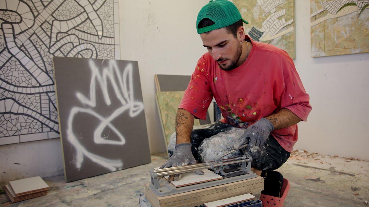 Kunstner Julius Karoubi ved Flytårnet Fornebu: Videoportrett