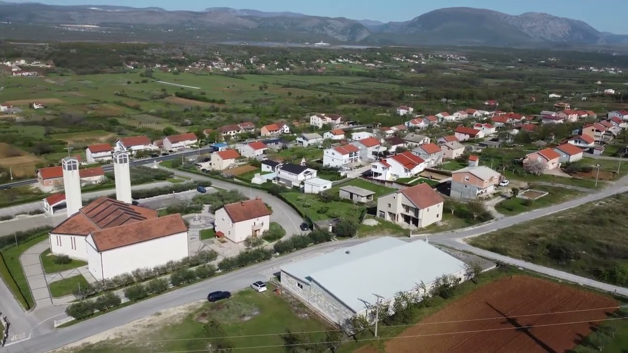 Selo Aladinići i Crnići u srcu dubravske visoravni (Stolac). Panoramski let 4K dron. April 2024.