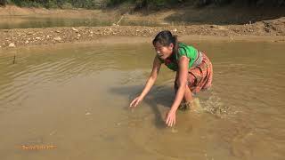 Smart Girl's Unique Fishing At Mud Water Catch Big Fish - Cooking Fish For Food