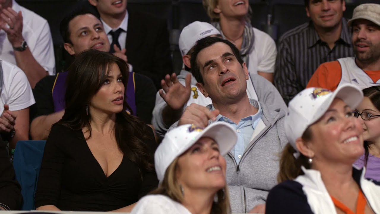 Download Modern Family : Gloria and Phill Kiss-cam, Final Photography | STS