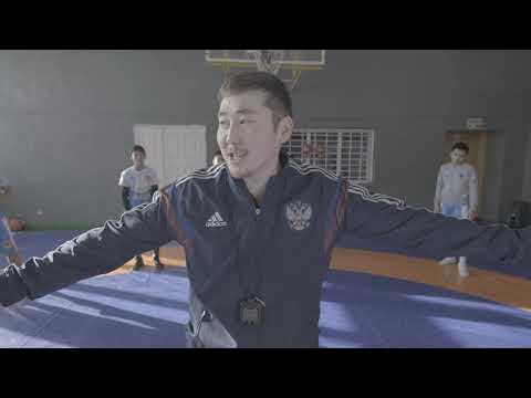 я нормальный пацан. за борцов за нормальных пацанов. боксер с российским флагом. тренировка после срыва. борьба женщины с мушиной.