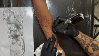 TIMELAPSE TATTOO LÍRIO DELICADO FEMININO | Fine Line Elegante e Sofisticado | WHIP SHADING