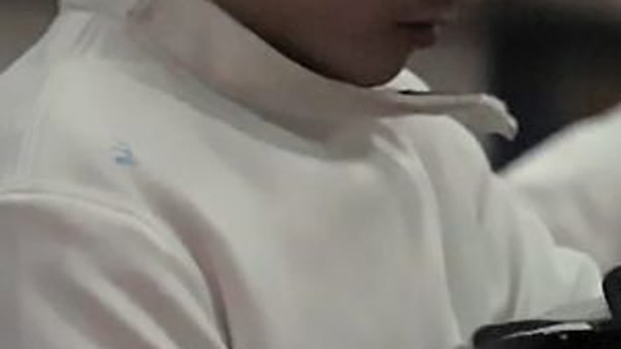 《华山论剑》 击剑友谊赛，以剑会友！在刀光剑影中，我们追求的不仅仅是胜负，更是一种高尚的精神——友谊、尊重和拼搏。@复旦大学附属华山医院 #击剑 #日常训练 #比赛现场