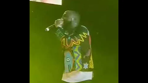 Davido kisses Chioma on a stage at 02 arena London 2019.