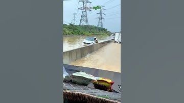 Ngập cao tốc Phan Thiết ngày 4/12 khiến nhiều xe chọn quay đầu