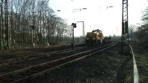 EH Eisenbahn und Hafen mixed freight train must stop for a red Signal at Duisburg G