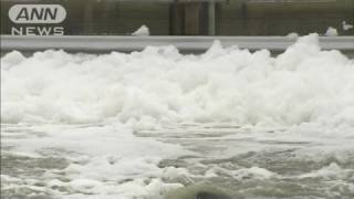 洗剤流出で川が泡まみれに　配管の劣化が原因か（12/01/20）