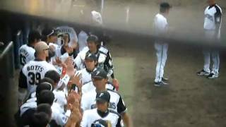 09年9月22日　日本ハムvsロッテ＠鎌ヶ谷　勝利のハイタッチ