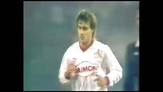 Pierre Littbarski (Colônia) - 11/12/1985 - Colônia 3x1 Hammarby-SUE - 1 gol