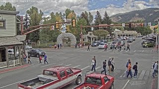 Jackson Hole Town Square - SeeJH.com(See all Jackson Hole Webcams here - http://www.seejh.com/live - Cam by Pizzeria Caldera - http://pizzeriacaldera.com/ - FAQ - https://goo.gl/LR3PiI - Stream by ..., 2016-07-20T14:07:31.000Z)