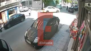 Η στιγμή που ο 89χρονος φεύγει από τον ΕΦΚΑ Κεραμεικού