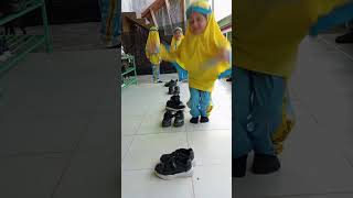 sekarang anak perempuan melompat sesuai arah sepatu #gurutk #kreasiguru #fypシ゚viral