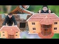 "Nine year old boy built a house". Девятилетний мальчик построил дом .