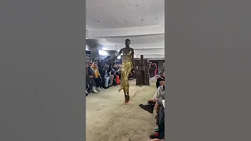 مواقف محرجه في عروض الازياء 