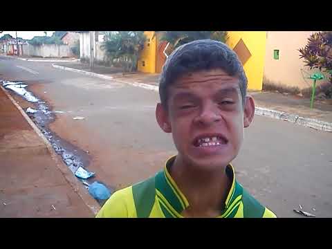MENINO IMITANDO MOTO E CAMINHÃO