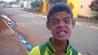 Menino Imitando Moto E Caminhão