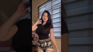 Aesthetic Indoor Portrait Girl Berkacamata dengan Soft Lighting