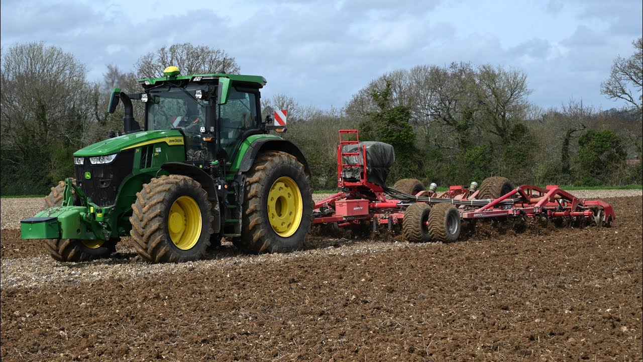 Cultivating with John Deere 7R 350 and Horsch