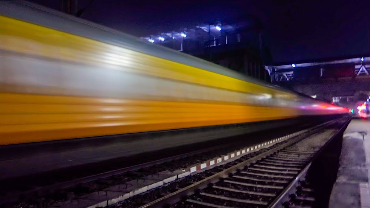 Midnight Madness : Solo Night out ft. 130 kmph Rajdhani, Duronto, Humsafar, Garibrath Express