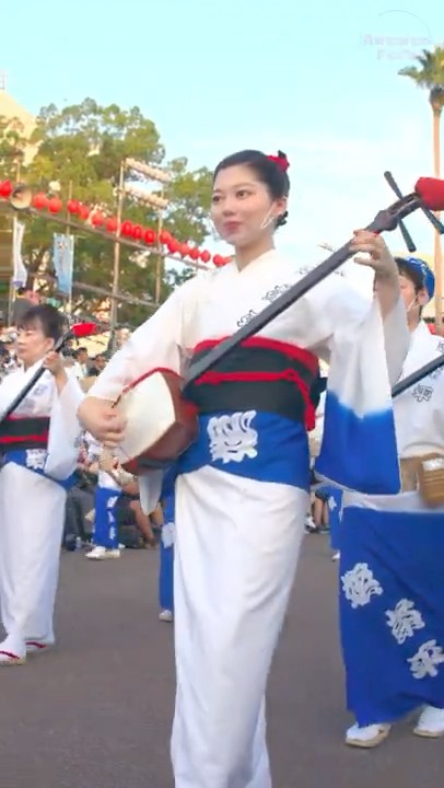 阿波踊り】レジェンドの踊りを見守る三味線の女の子 - YouTube