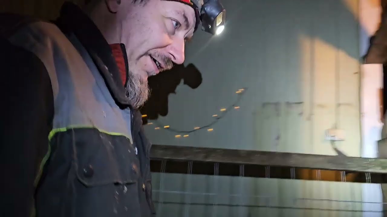 Lunta tiellä ja katolla! Snow on the road and the roof!