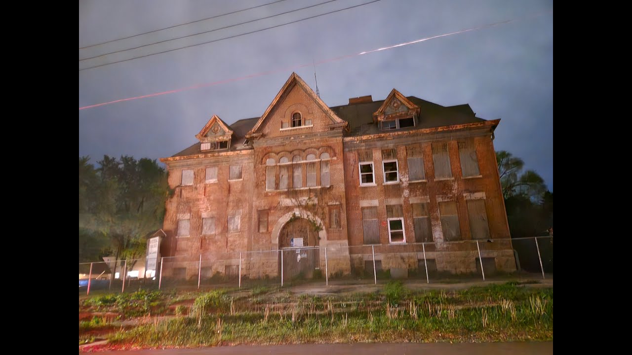 Exploring an Extremely Decayed Illinois Abandoned School. - YouTube