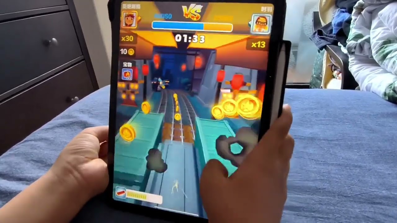 三年级小学生玩地铁跑酷正不知玩啥，结果出现了空中飞人！厉害了