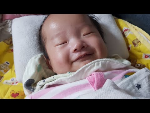<strong>수현이</strong> 기운이 넘친다 잠시도 가만이 못있음 방안의 풍경