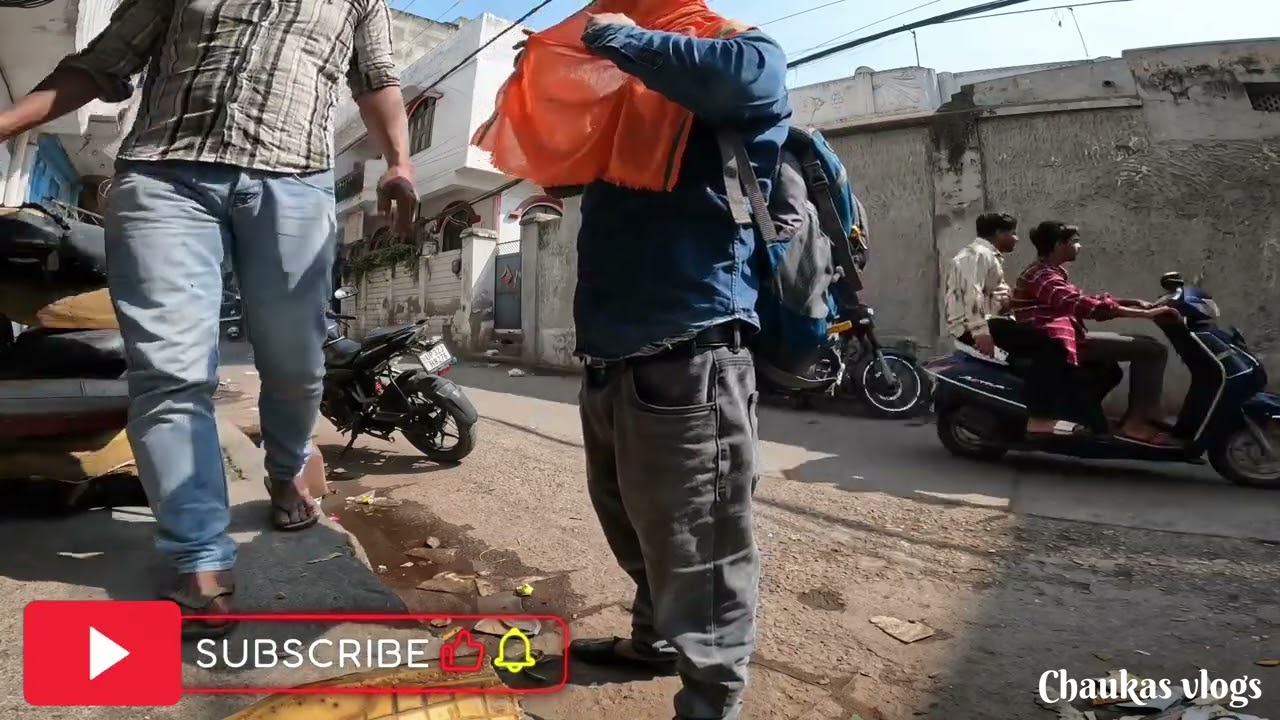 पाउच चुके हैं बाइक की सीट ही नहीं खुल रही है 😑 दिमाग़ ख़राब हो गया है 😤