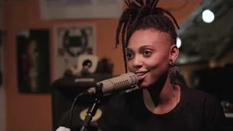 Qual a temática da música Ai que saudade da Amélia?