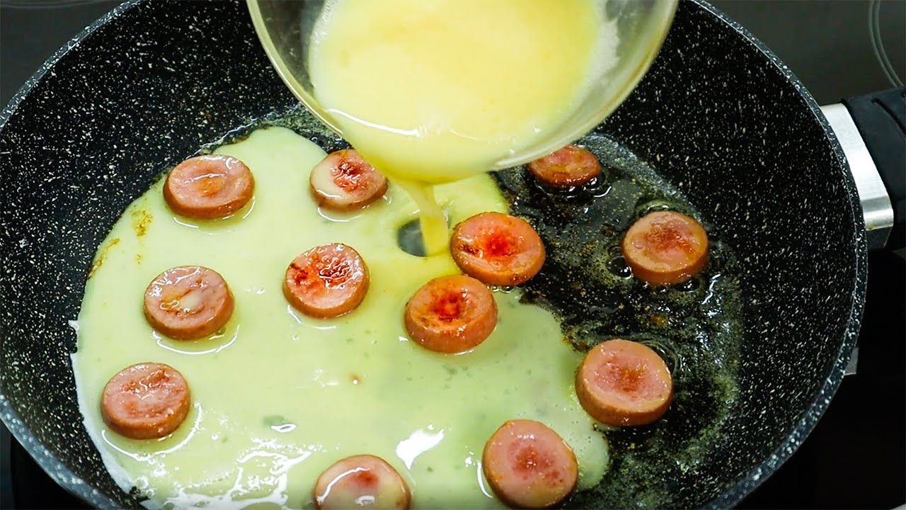 Просто вылейте яйцо на лепешку и результат будет потрясающим. Яичная лепешка. Колбаса и яйцо.