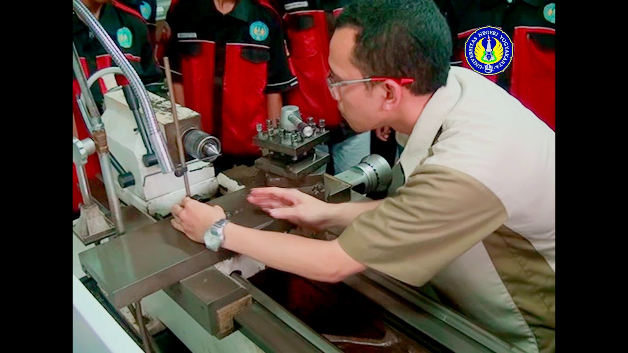 Demonstrasi Praktik Pemesinan Bubut Diploma-III Teknik Mesin FT UNY ...