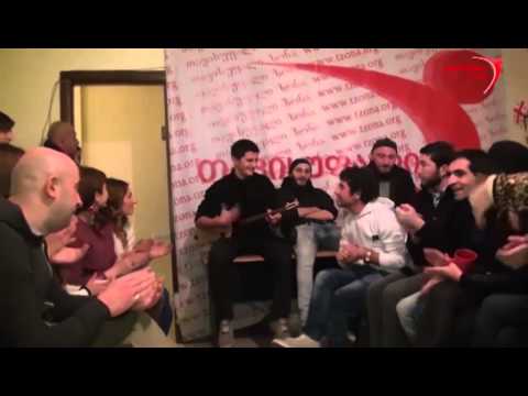 ბიძინას ტიტუშკების პარალელურად თავისუფალ ზონაში მხიარულობენ