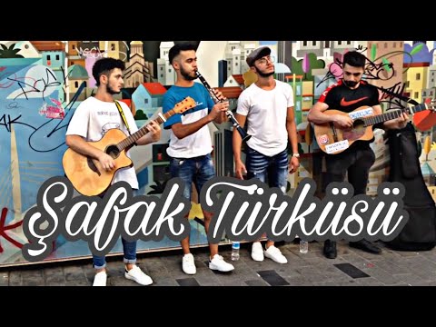 EFSANE PERFORMANS - Enes Kılınç  - Şafak Türküsü ( Ahmet Kaya ) Taksim Sokak Sanatçıları