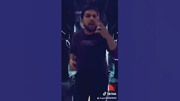 جاي في حكايه واقف وف ايدي الجوبايه 