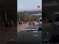 شابان يتوقفان بسيارتهما لإصلاح حفرة في الطريق